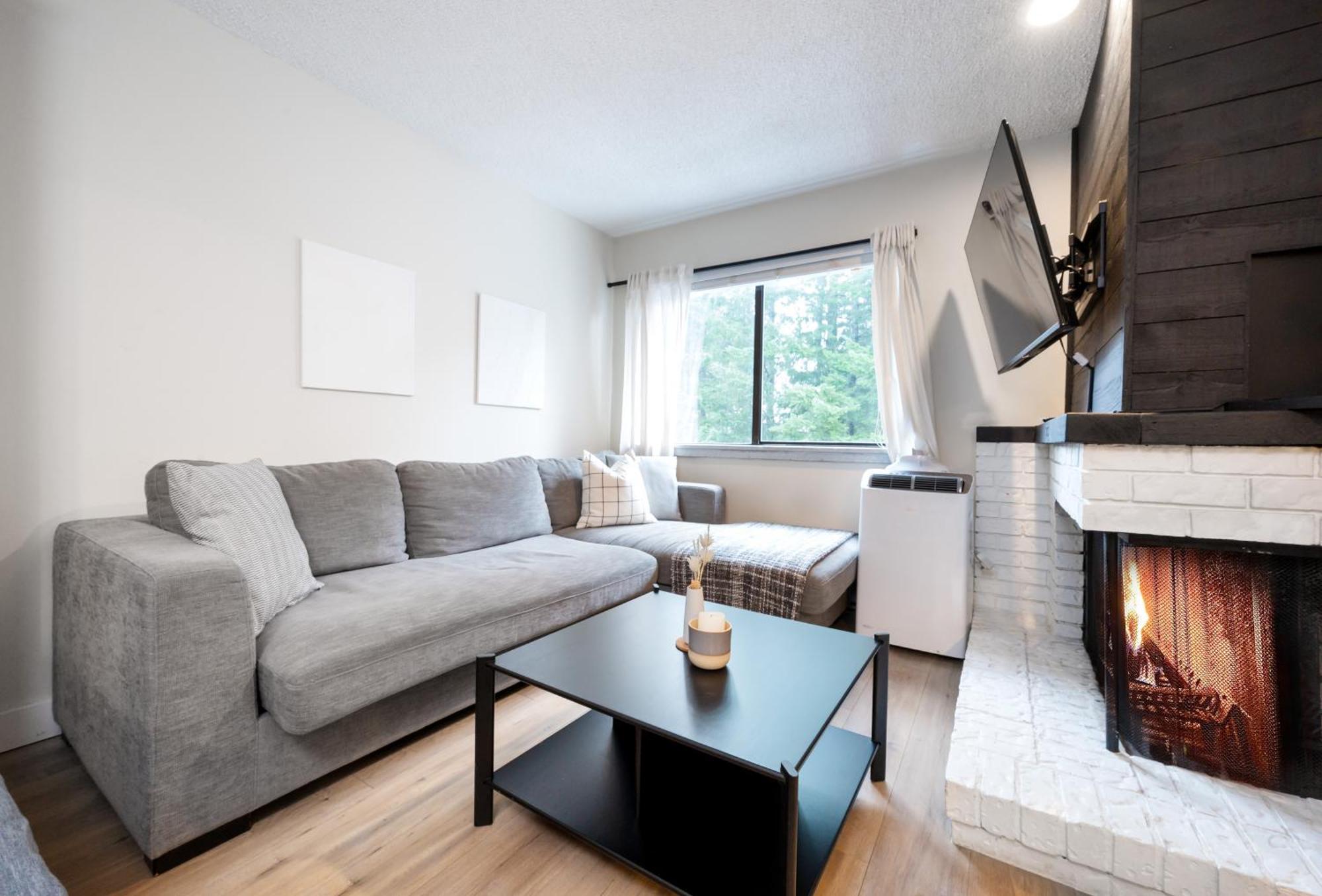 Apartamento Creekside Oasis 4 Beds Pool And Hot Tub Whistler Exterior foto