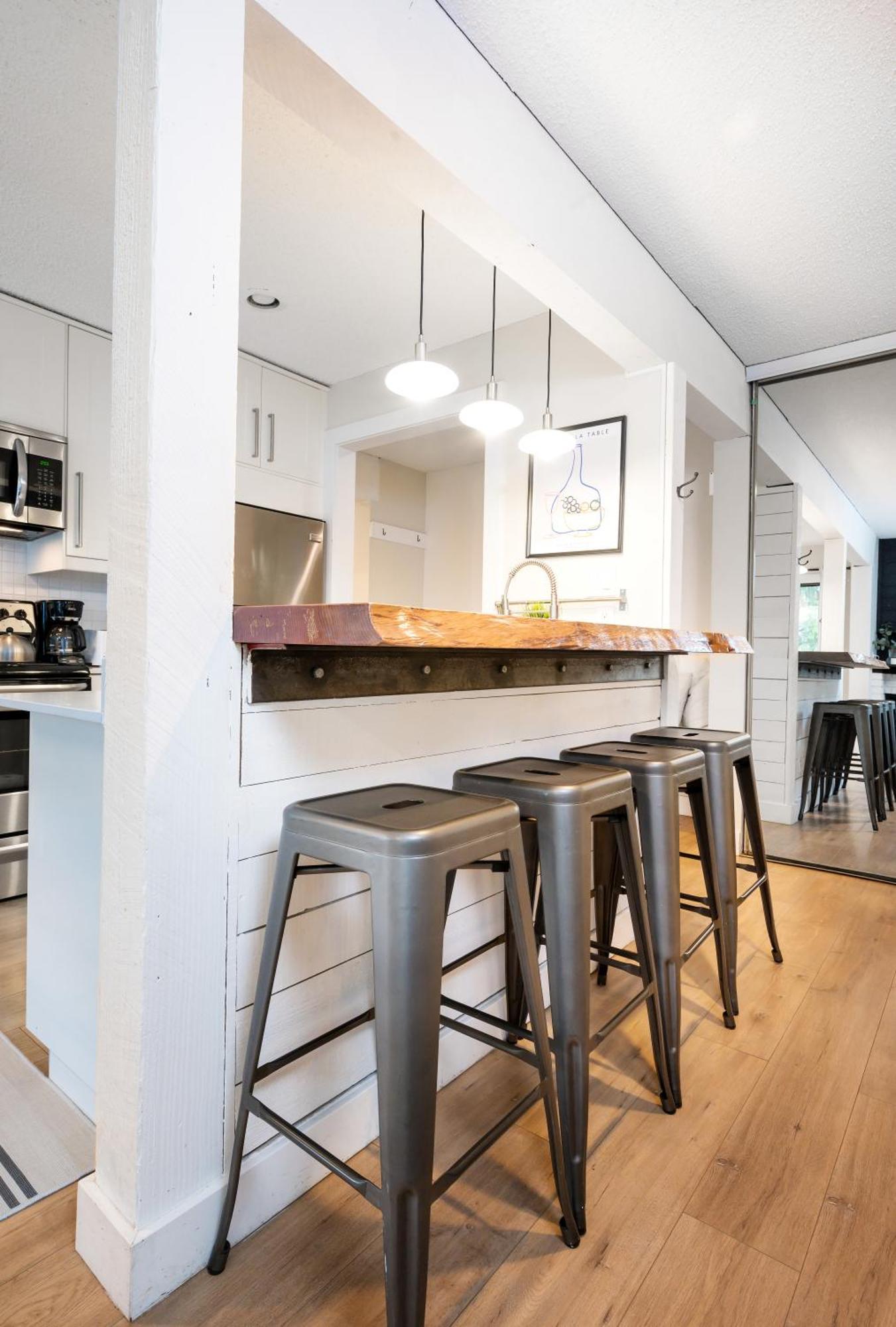Apartamento Creekside Oasis 4 Beds Pool And Hot Tub Whistler Exterior foto
